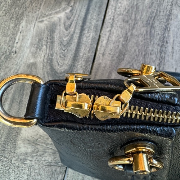 Louis Vuitton V tote MM - Picture 4 of 14